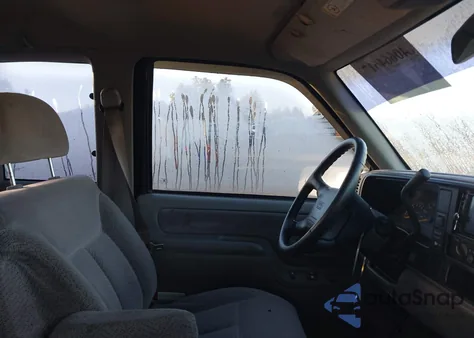 1997 GMC Sierra 1500 Sl Wideside z USA, uszkodzony, nr VIN 1GTEC19R6VE551743